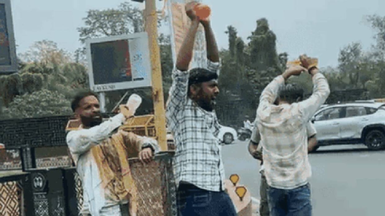 UP: Four Contract Workers Attempt Self-Immolation Near Kalidas Marg in Lucknow by Dousing Themselves with Petr