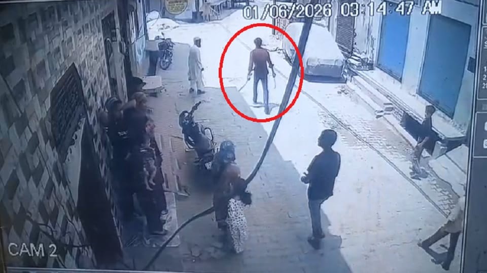 Baghpat: Came waving sword in both hands, attacked young man's neck, incident captured in CCTV
