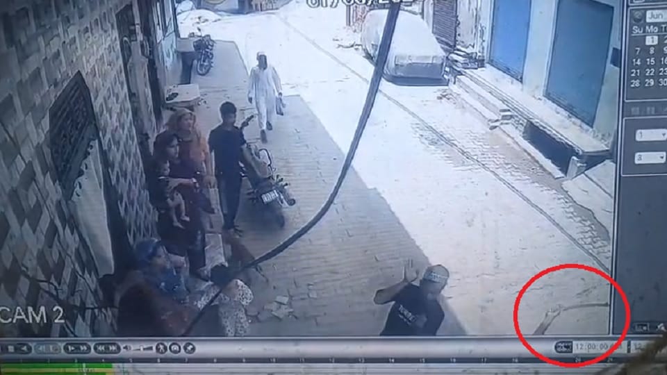 Baghpat: Came waving sword in both hands, attacked young man's neck, incident captured in CCTV