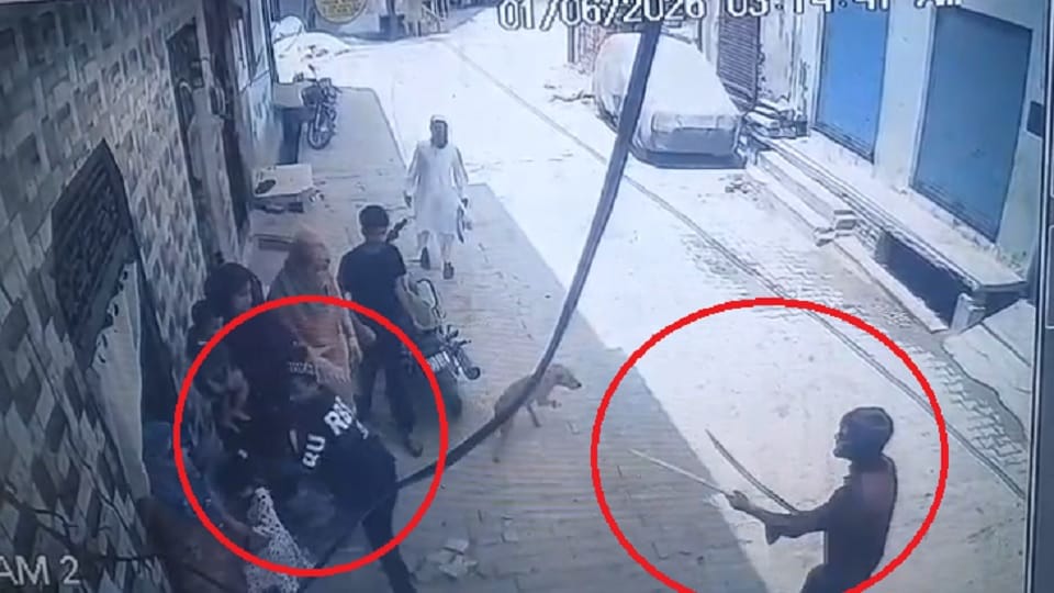 Baghpat: Came waving sword in both hands, attacked young man's neck, incident captured in CCTV