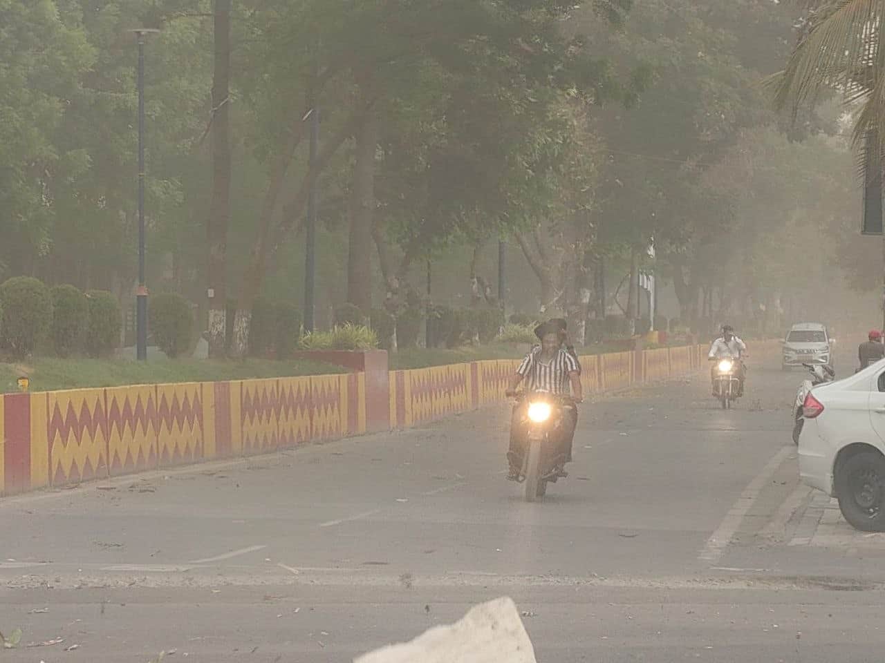 Indore News Heavy rain and thunderstorm cause power outage and traffic jam in Indore