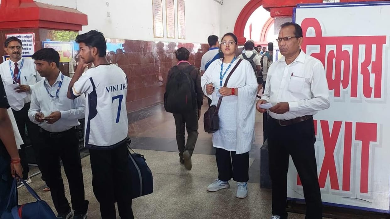 Jhansi: Ticket checking drive conducted simultaneously at stations