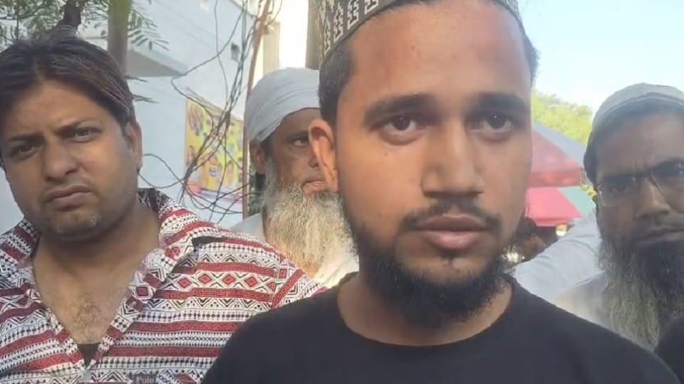 Baghpat: Came waving sword in both hands, attacked young man's neck, incident captured in CCTV