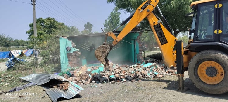 Vikasnagar: सरकारी भूमि पर हुए अतिक्रमण के खिलाफ बड़ी कार्रवाई, मजार व अन्य अस्थायी निर्माण ध्वस्त