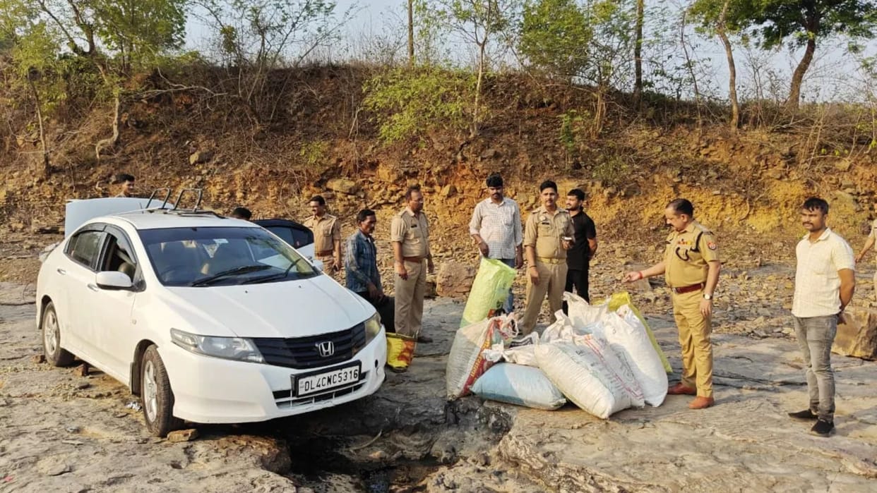 smuggler arrested in police encounter in sonbhadra