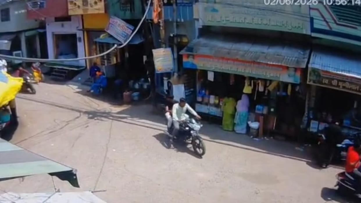 Jhansi: Thieves stole a bag containing Rs 1 lakh belonging to the Pradhan's brother