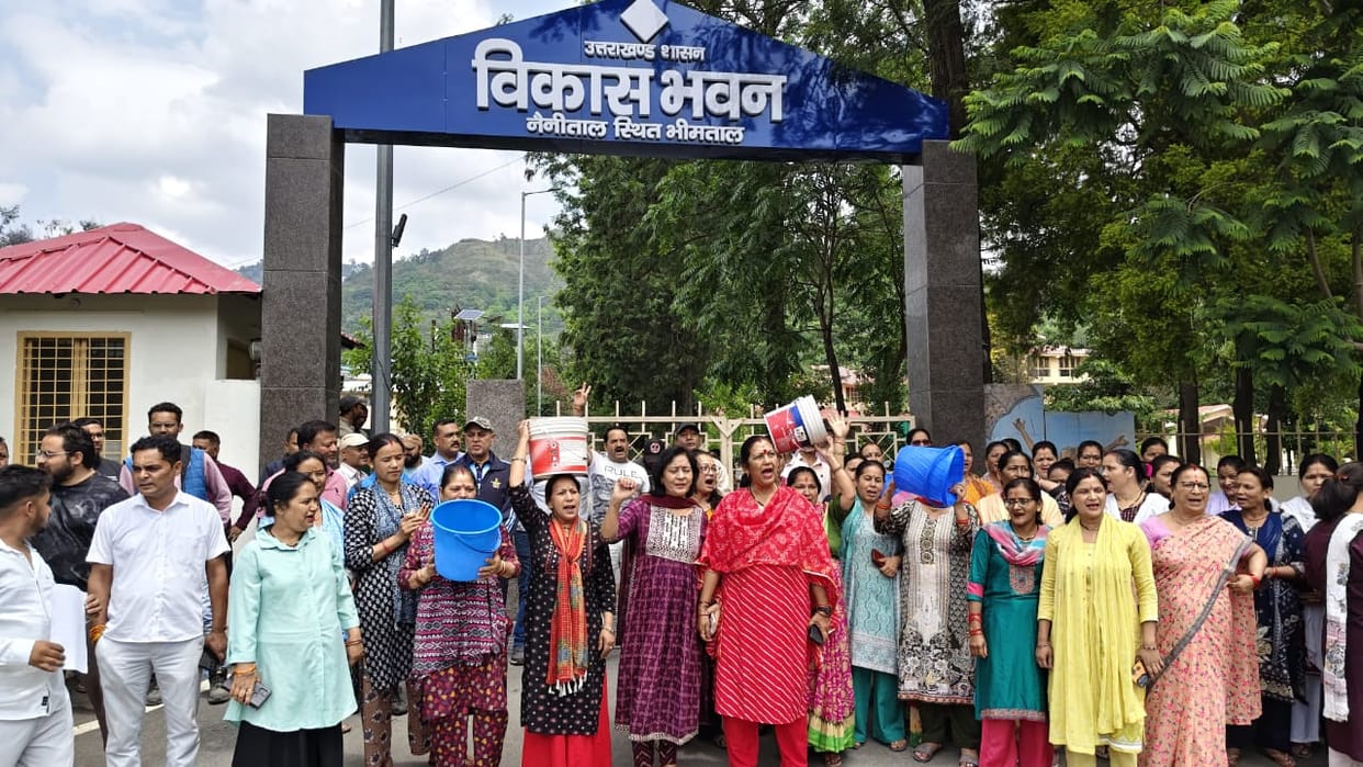 water crisis women-protest against jal sansthan development bhawan