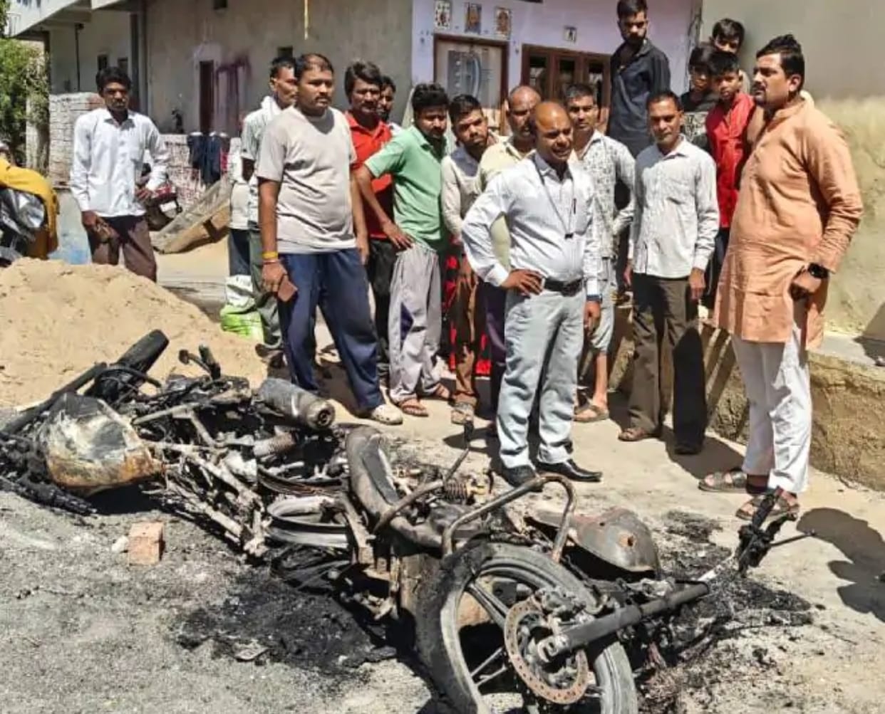 Indore: Residents stopped them from abusing, miscreants set vehicles parked outside their homes on fire.
