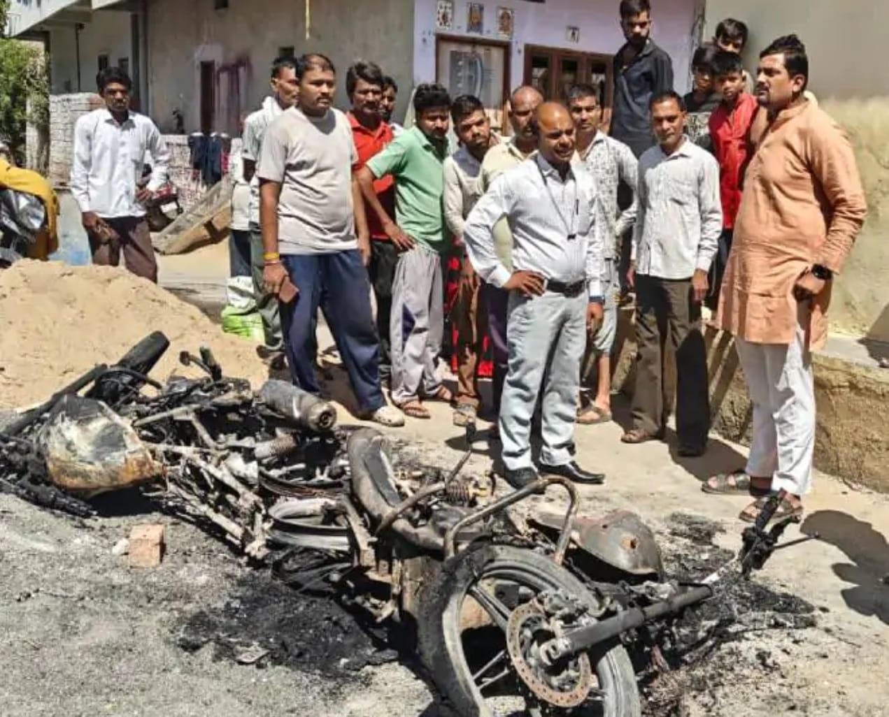 बदमाशों ने जलाई बाइक।