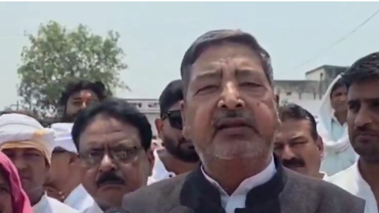 SP protests DM office over electricity, water and fertilizer issues MP Virendra Singh submits memorandum