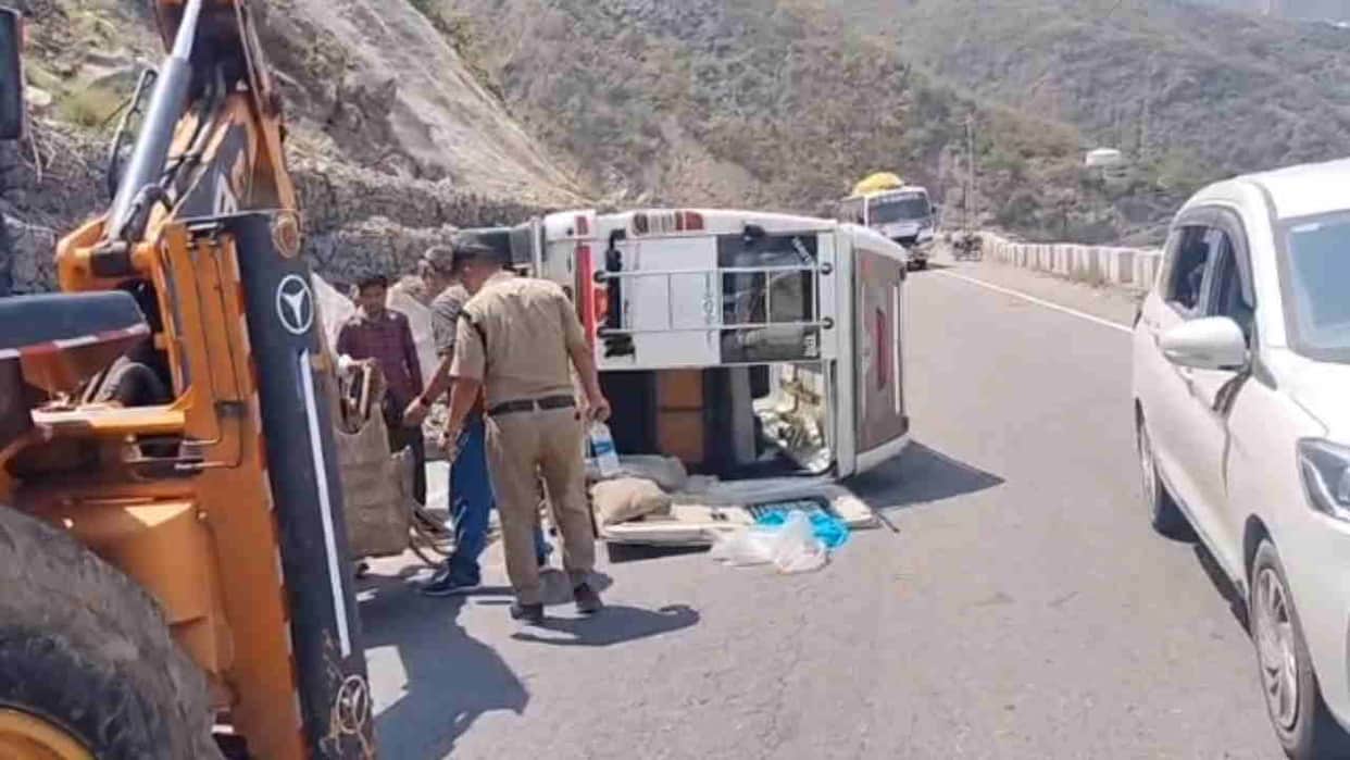 Accident Vehicle Carrying Travelers from Mumbai to Kedarnath Loses Control and Overturns Injured Devprayag