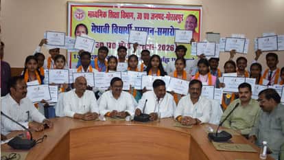 Amar Ujala Gorakhpur honored 20 meritorious students, their faces lit up.