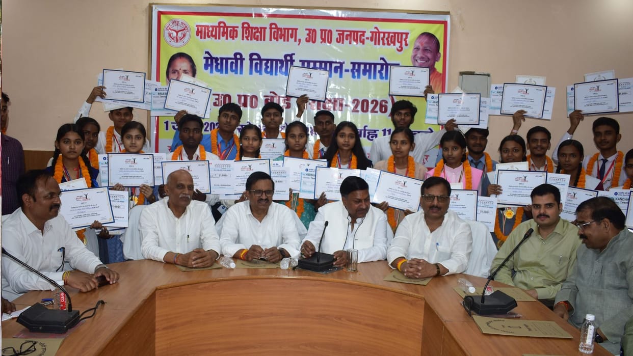 Amar Ujala Gorakhpur honored 20 meritorious students, their faces lit up.