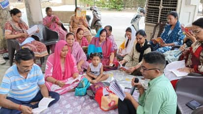 Shastri Nagar Women Continue Protest for a Month, Recite Hanuman Chalisa Over Setback Dispute