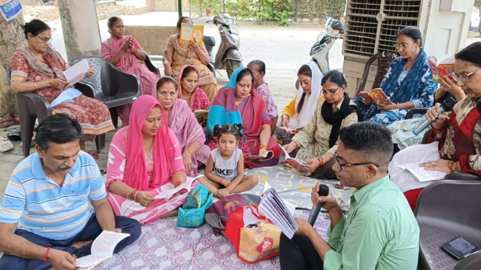 Shastri Nagar Women Continue Protest for a Month, Recite Hanuman Chalisa Over Setback Dispute