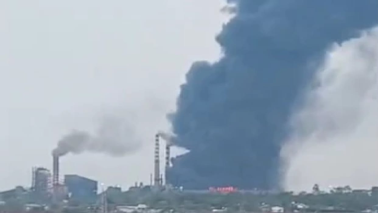 Massive fire at Miwan Steel Plant in Raipur, flames and smoke visible for several kilometers