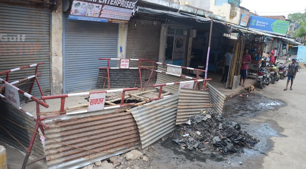 Kanpur Shops and houses built on dilapidated slabs over the Sisamau drain questions raised over Nagar Nigam