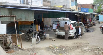Kanpur Shops and houses built on dilapidated slabs over the Sisamau drain questions raised over Nagar Nigam