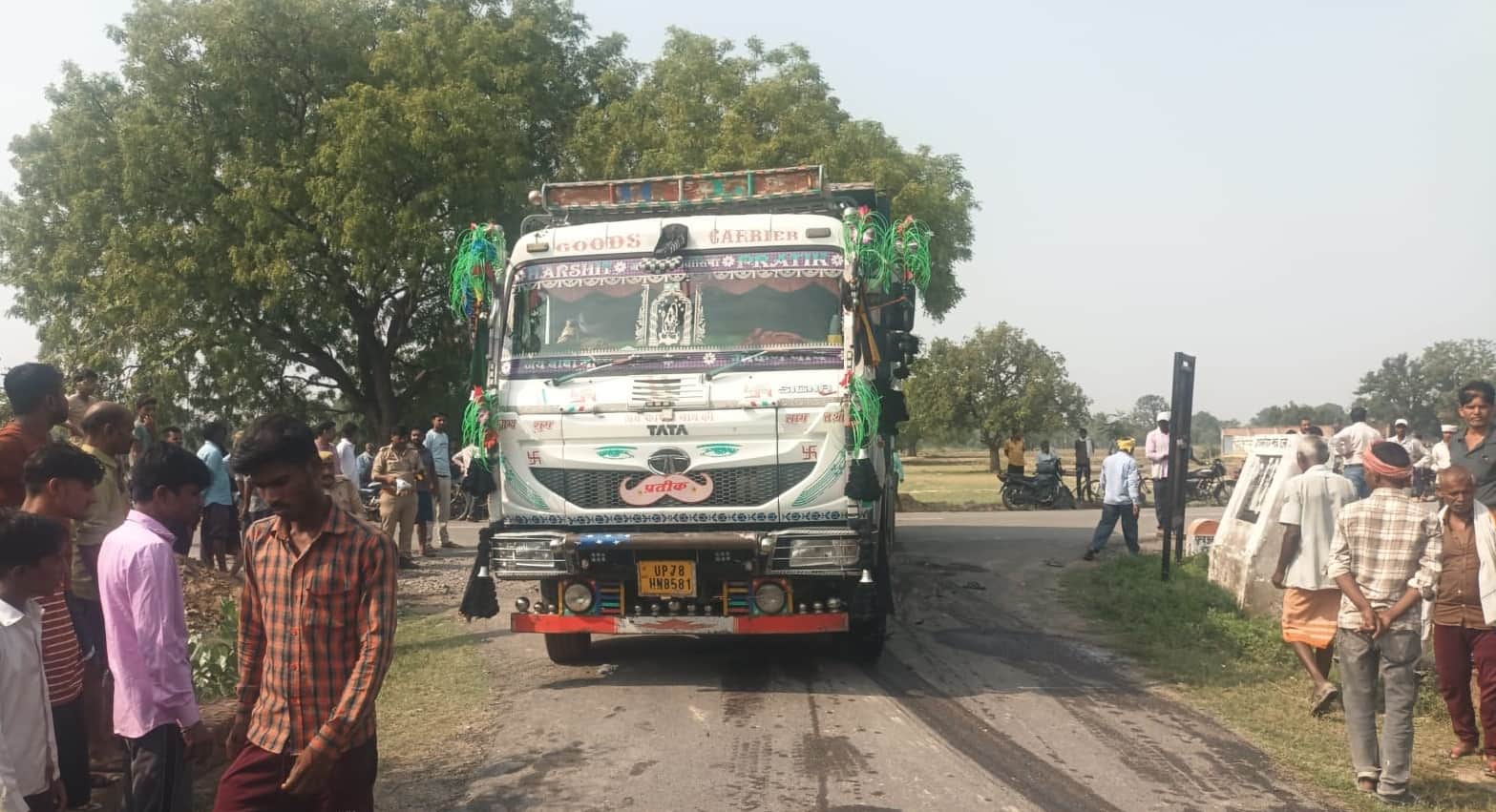घटनास्थल पर खड़ा मौरंग लदा डंपर