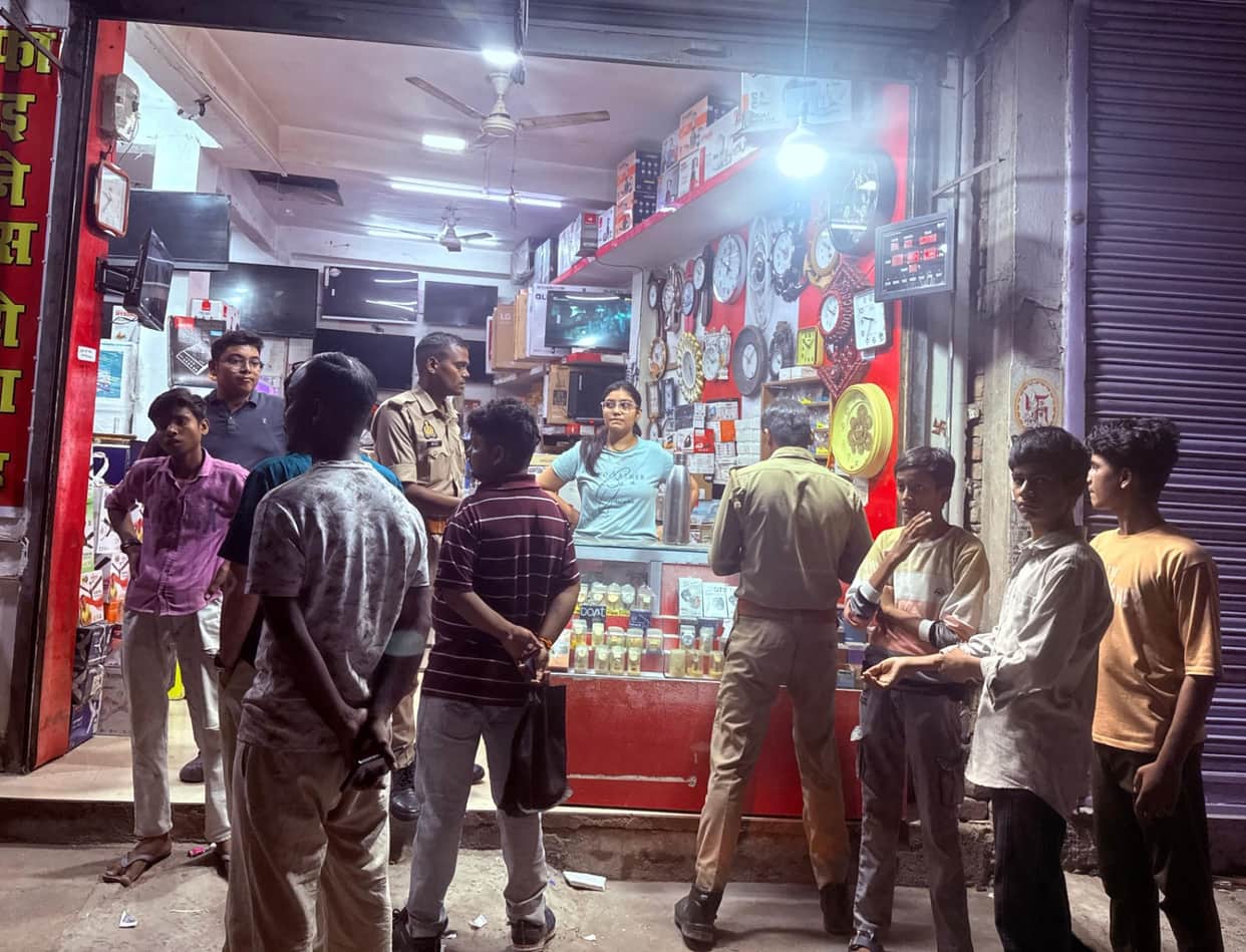 Robber Sprays Chilli Powder in Shopkeeper’s Eyes, Escapes with Cash and Mobile in Unnao