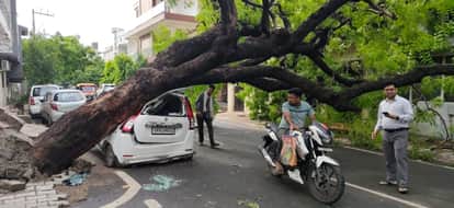 Heavy Rain Wreaks Havoc in Agra Waterlogging Hits Taj Mahal Area