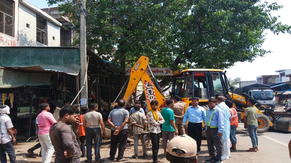 Encroachment Drive Clears Illegal Structures Along Agra-Aligarh Highway