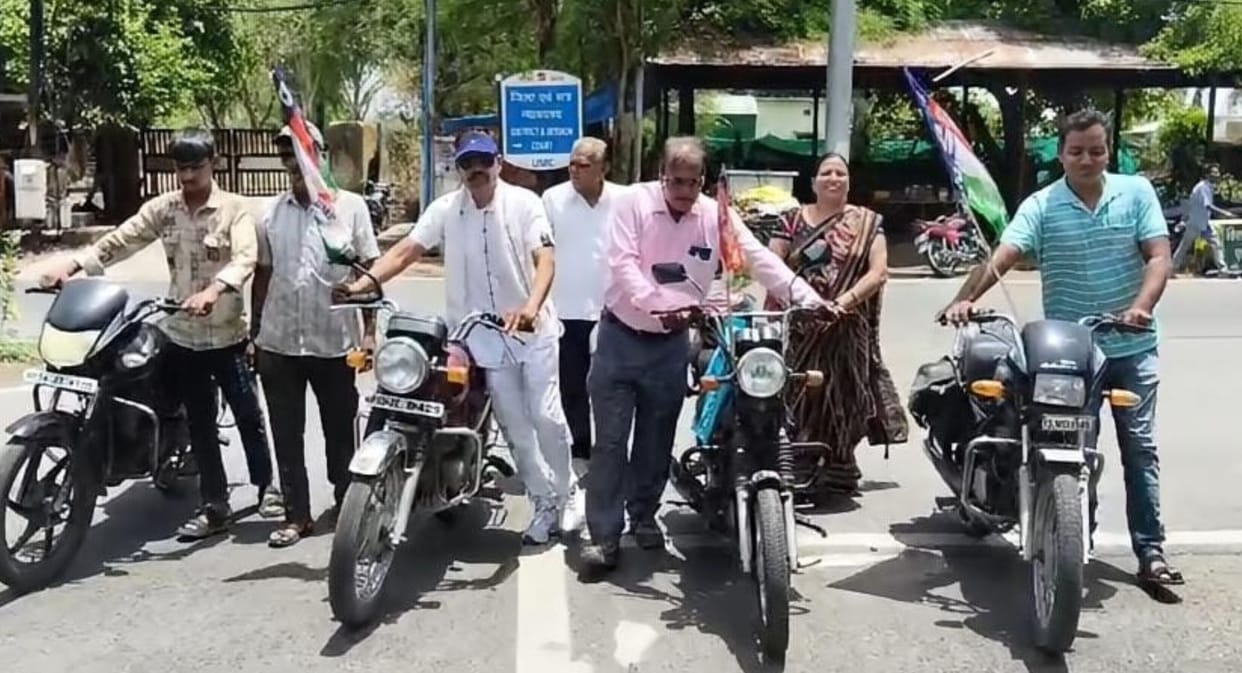 Ujjain Fuel Price Protest Activists Push Bikes on Streets in Unique 'Dhakka Maar' Agitation