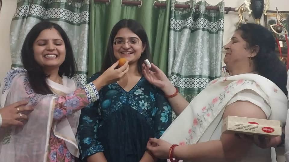 UKPSC Meenakshi From Rishikesh who used to deliver tiffin to Government Offices become Deputy Collector