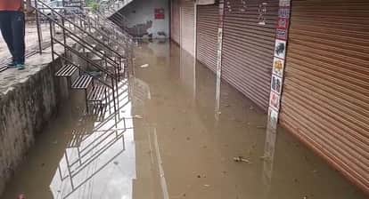 Heavy Rain Wreaks Havoc in Agra Waterlogging Hits Taj Mahal Area