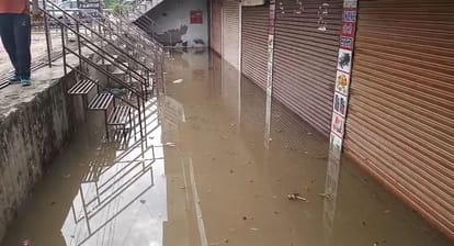 Heavy Rain Wreaks Havoc in Agra Waterlogging Hits Taj Mahal Area