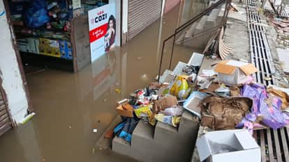 Heavy Rain Wreaks Havoc in Agra Waterlogging Hits Taj Mahal Area