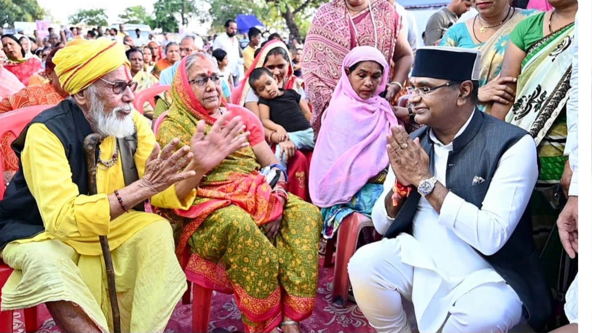 मंत्री विश्वास सारंग बुजुर्गों से आशीर्वाद लेते हुए