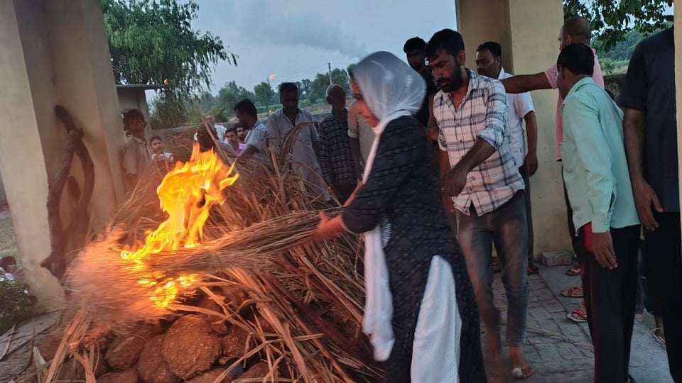 Muzaffarnagar: Daughter cremated father Master Harendra Singh, only son had died eight months ago.