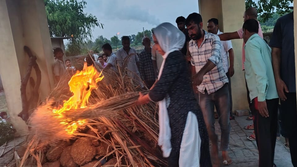Muzaffarnagar: Daughter cremated father Master Harendra Singh, only son had died eight months ago.