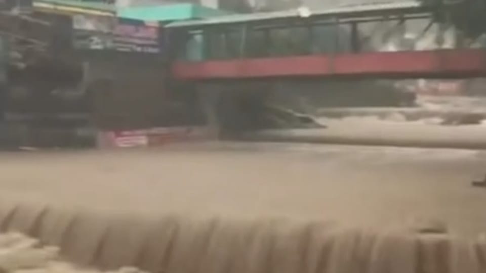 Dehradun: सहस्त्रधारा में नदी के बीच सेल्फी ले रही थी हरियाणा की महिला, पैर फिसलकर तेज धारा में बही, शव बरामद