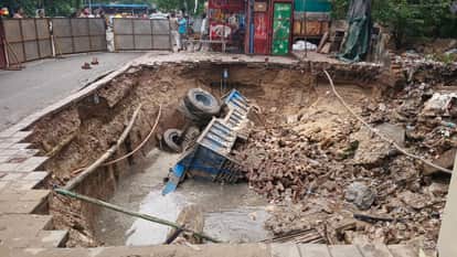 Heavy Rain Wreaks Havoc in Agra Waterlogging Hits Taj Mahal Area