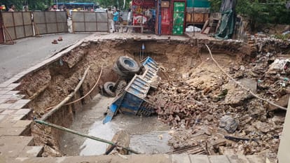 Heavy Rain Wreaks Havoc in Agra Waterlogging Hits Taj Mahal Area
