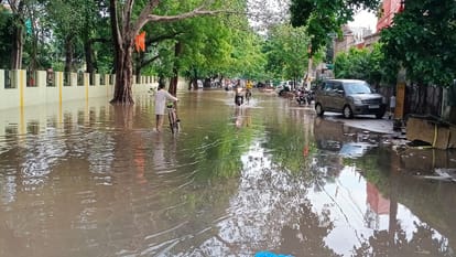 Heavy Rain Wreaks Havoc in Agra Waterlogging Hits Taj Mahal Area
