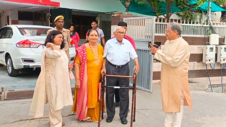 Chief Election Commissioner Gyanesh Kumar Visits Agra Seeks Parents’ Blessings