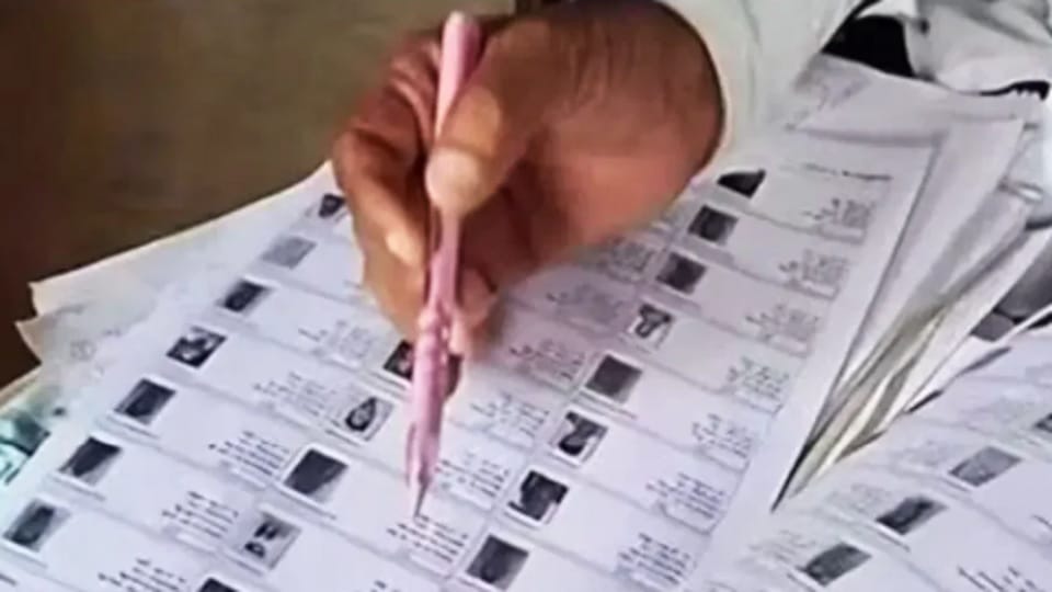 Meerut: '4500 votes are fake in the new voter list of Cantt', SP claimed, met DM