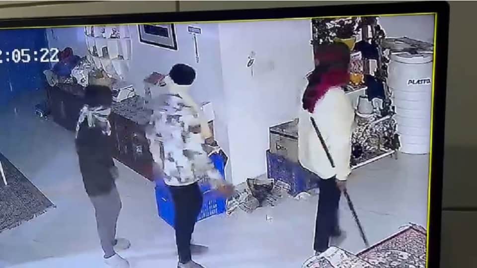 पुलिस आरोपियों की तलाश में जुट गई है।