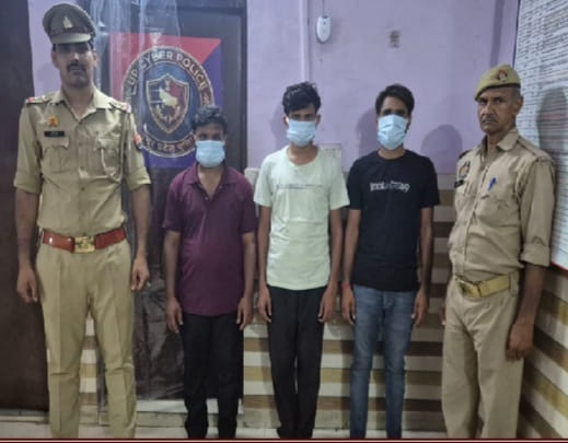 Banna Devi police have arrested three accused who assaulted two youths in Mangal Bazaar Aligarh