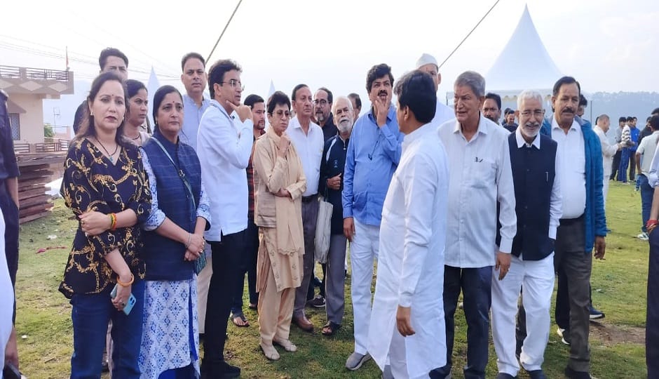अल्मोड़ा में जनसभा स्थल का जायजा लेती कुमारी शैलजा।