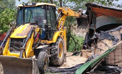 Haridwar News Strict action against encroachment in district 280 encroachers and JCBs clashed