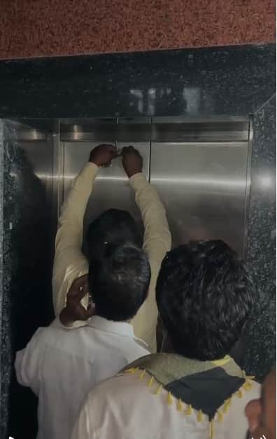 लिफ्ट में फंसी महिला के निकालते  निगम कर्मी
