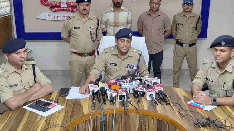 Dehradun: कोबरा गैंग के दो विदेशी पैडलरों समेत तीन नशा तस्कर गिरफ्तार, पार्टियों में सप्लाई करने की थी तैयारी