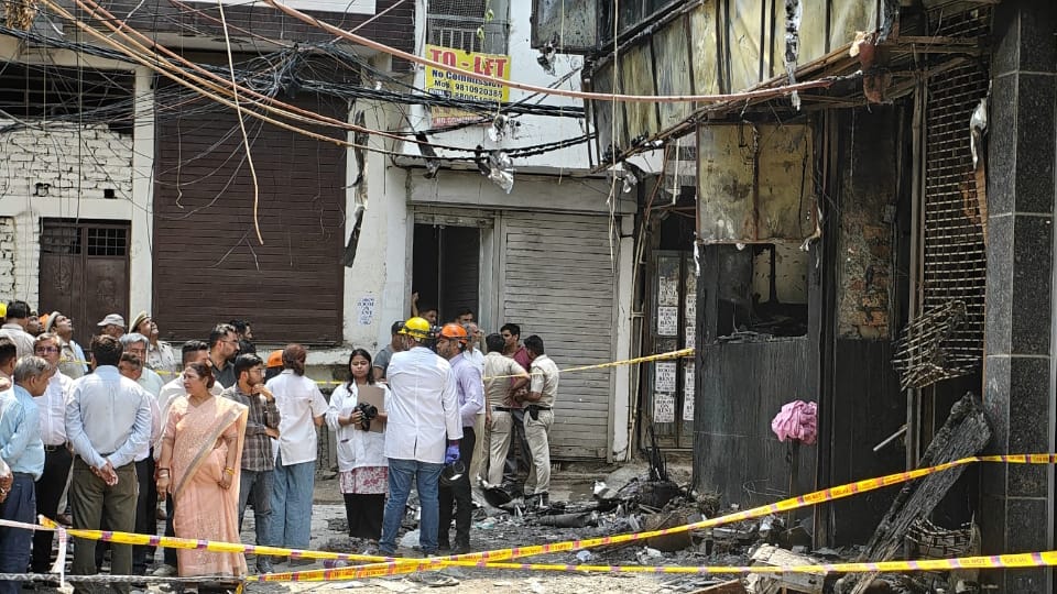 delhi fire  Riyazuddin Mansoori saved lives 20 people by laying out mattresses worth 2 lakh rupees on road