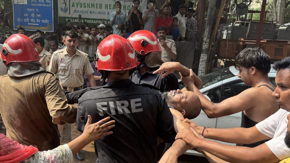 DElhi Fire Video: आग से घिरी इमारत तो छत से कूदने लगे लोग, दिल्ली अग्निकांड का वीडियो देख दहल जाएगा दिल Delhi Fire Tragedy Massive Fire at Restaurant in Malviya Nagar Many Injured Know Details in Hindi
