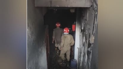 तस्वीरों में देखें होटल में आग का तांडव: होटल में ठहरे थे विदेशी, कुछ ने इमारत से कूदकर बचाई जान; देखें वीडियो Delhi Fire Tragedy Massive Fire at Restaurant in Malviya Nagar Many Injured Know Details in Hindi