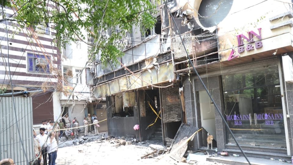 delhi fire  Riyazuddin Mansoori saved lives 20 people by laying out mattresses worth 2 lakh rupees on road